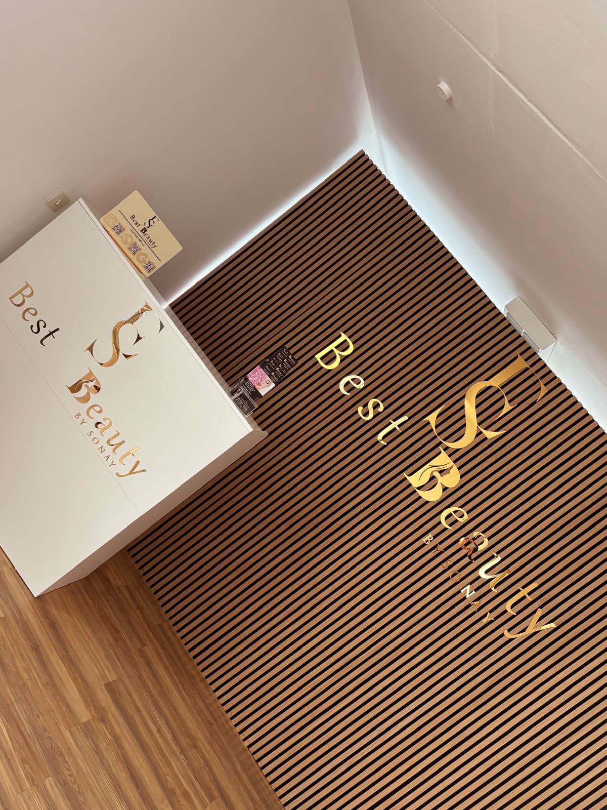 Sonay Sahan - Beauty-Spezialistin bei bESt Beauty während einer professionellen Gesichtsbehandlung